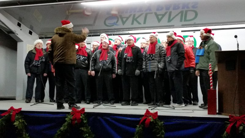 RO Tree Lighting.jpg - 89590 Bytes